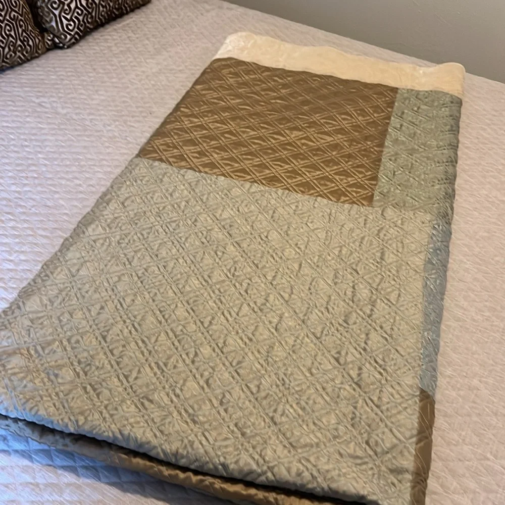Coverlet: Vintage High-end Queen Bed Cover—Double Diamond Quilting!